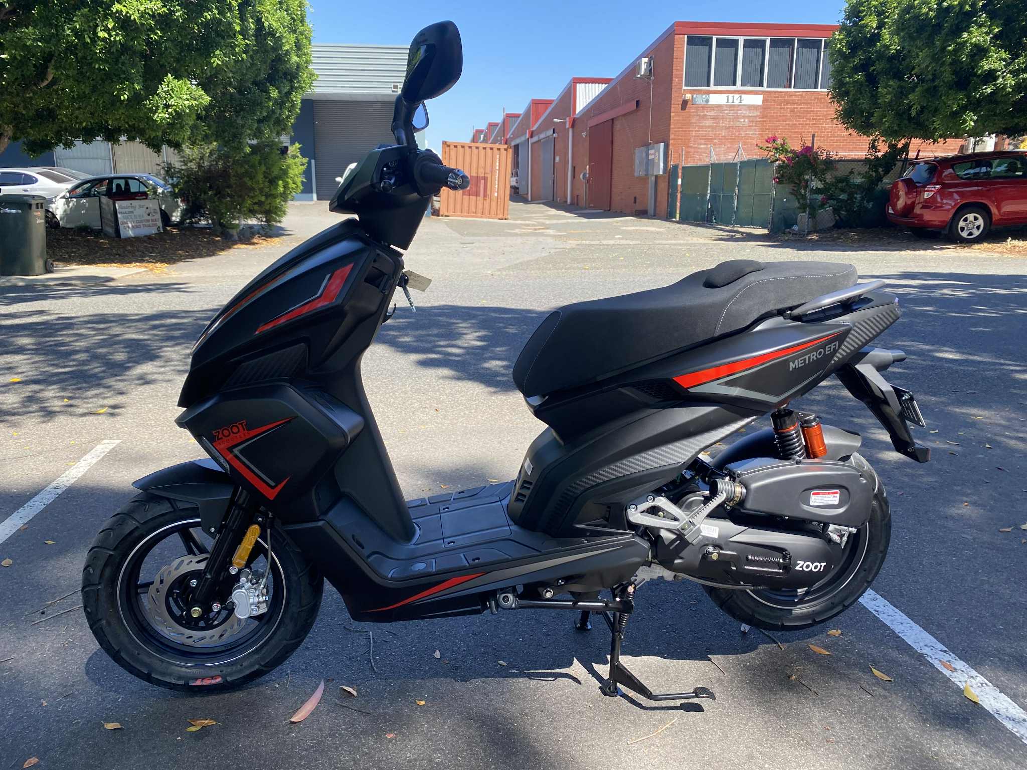 Longjia Zoot Metro Scooter - Stylish Urban Commuter Ready for the Road! photo 4