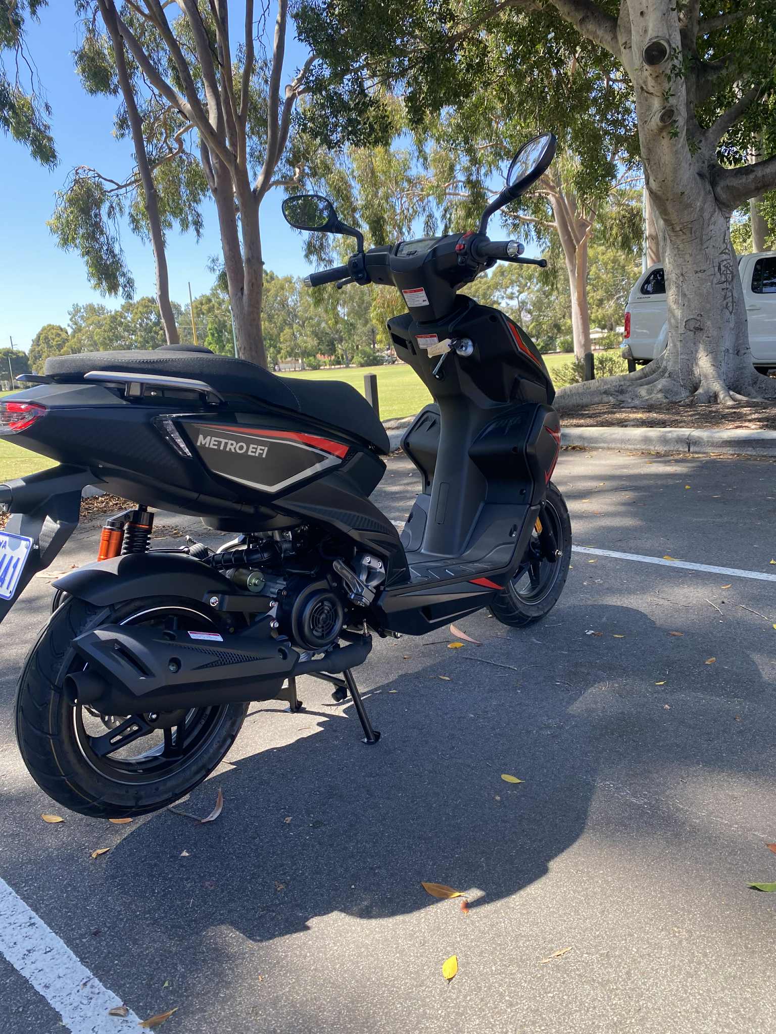 Longjia Zoot Metro Scooter - Stylish Urban Commuter Ready for the Road! photo 3