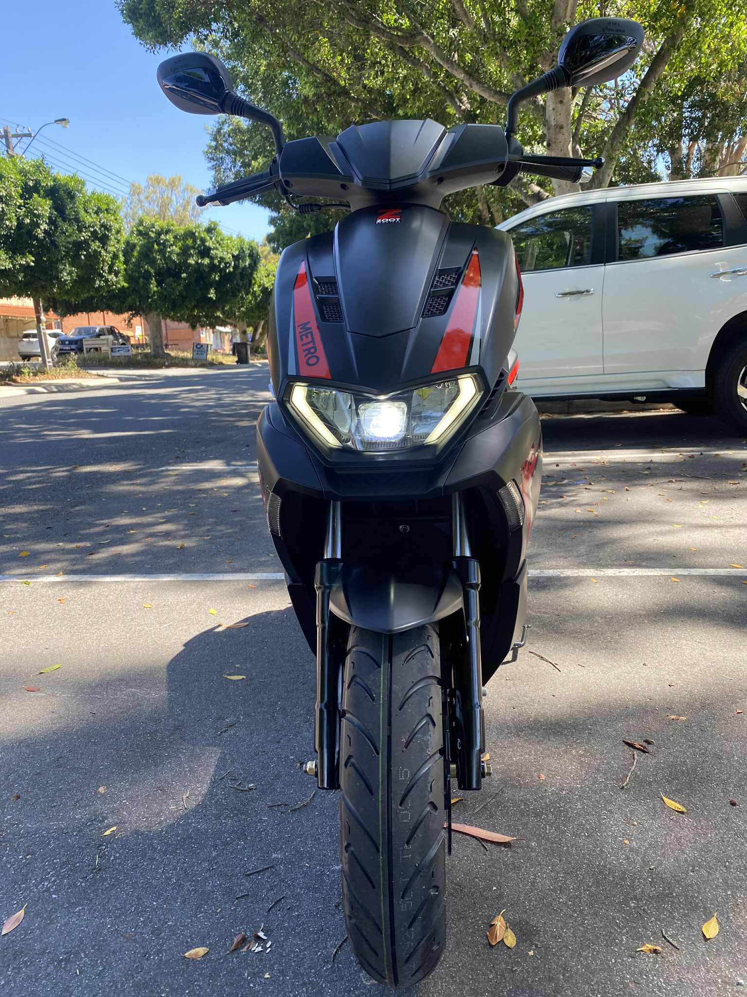 Longjia Zoot Metro Scooter - Stylish Urban Commuter Ready for the Road! photo 2