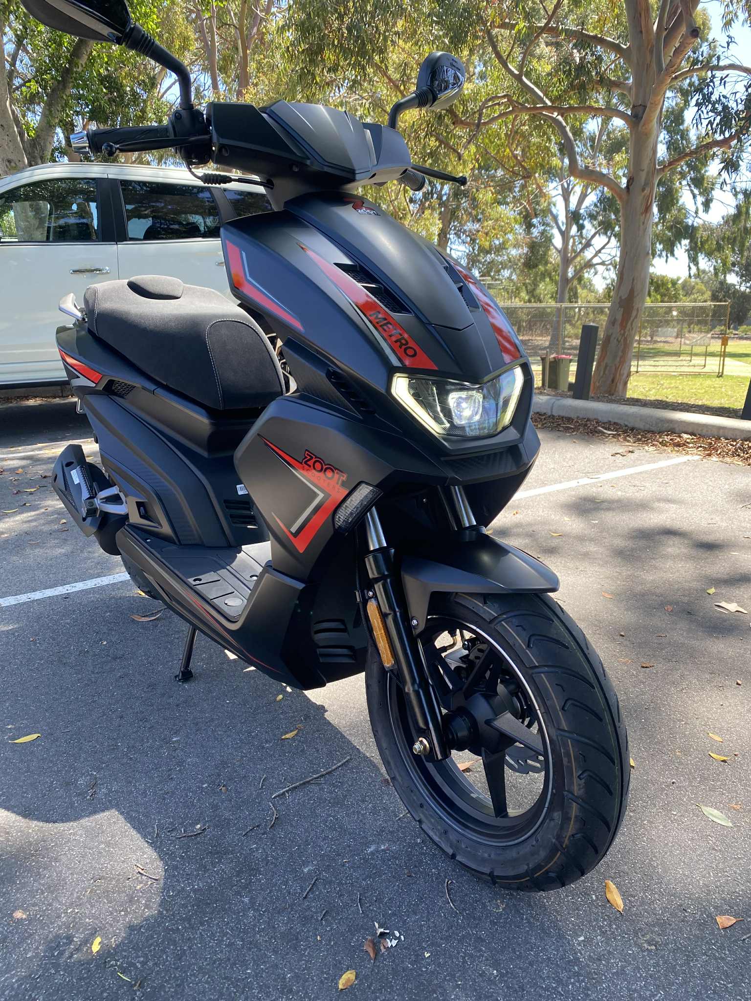 Longjia Zoot Metro Scooter - Stylish Urban Commuter Ready for the Road!